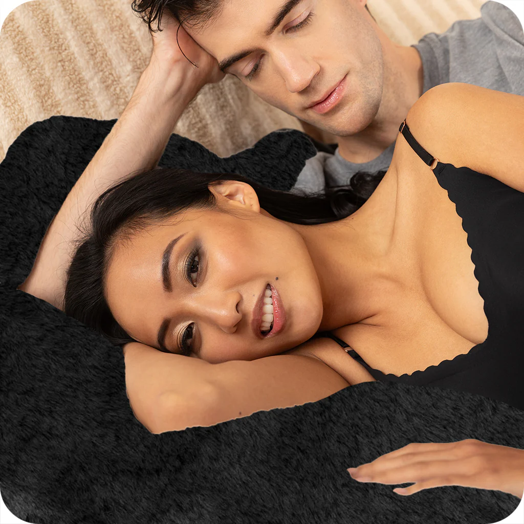 Fascinator Queen Faux Fur Throw in Black - Image 5